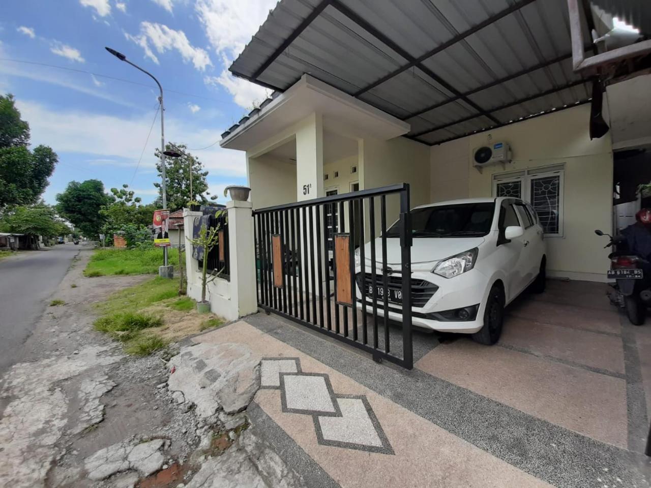 Okj Homestay Syariah Gondowulung Exterior photo